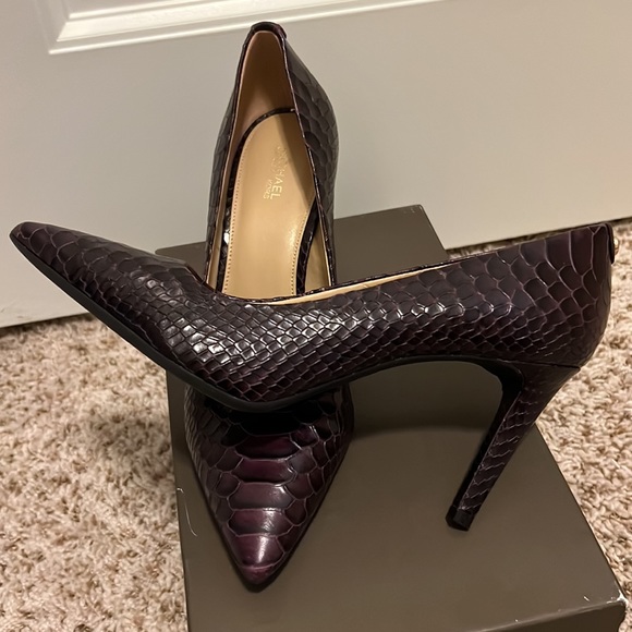 NWOT MICHAEL Michael Kora 2 1/2 inches pump in plum color and snake skin… - Picture 7 of 9